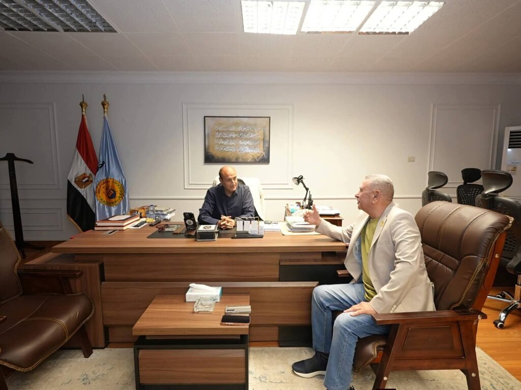 العمدة عادل البارودي ينقل نبض الشارع لمحافظ أسيوط